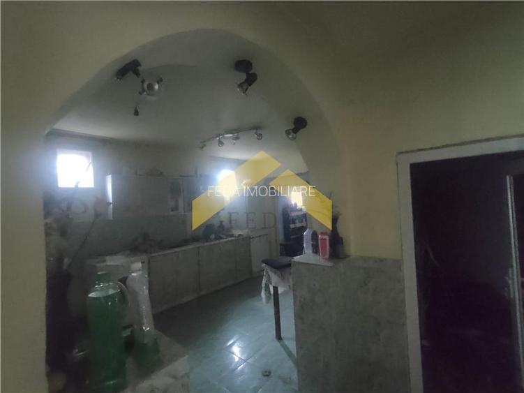 Casa la sol de vanzare in orasul Santana - 8