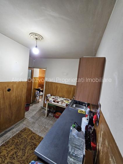 Titan, piata 1 Decembrie 1918, str. Jean Steriadi - 10