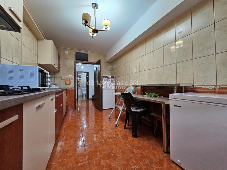 Pozitionat exceptional, langa licee si la 1 minut distanta fata de centrul orasu - 4