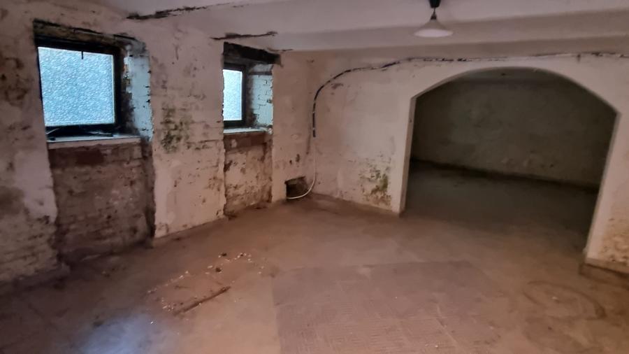 Casa in zona centrala parter si subsol cu acces auto