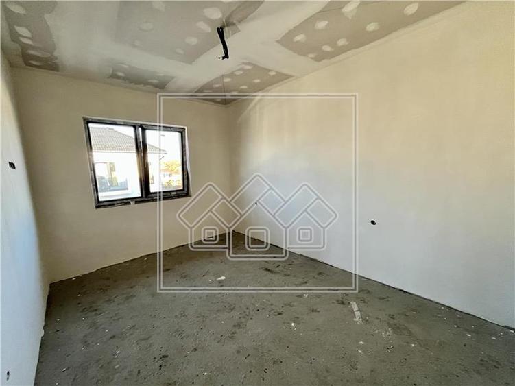 Casa tip duplex, teren 420 mp, predare la alb, Selimbar