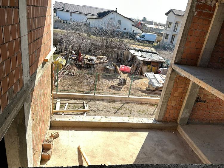 Casa la rosu. Strejnicu. 6 camere - 9