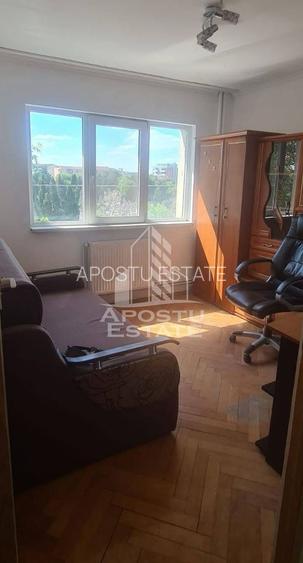 Apartament cu 3 camere, decomandat, etajul 2 , centrala proprie - 4
