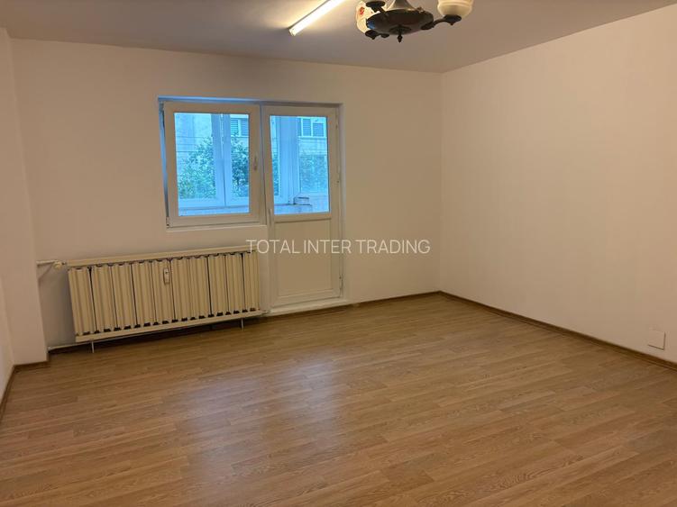 Vanzare-Sebastian, parc ,2 camere, 1/8, decomandat, bl. 95, liber, 118000 E - 5