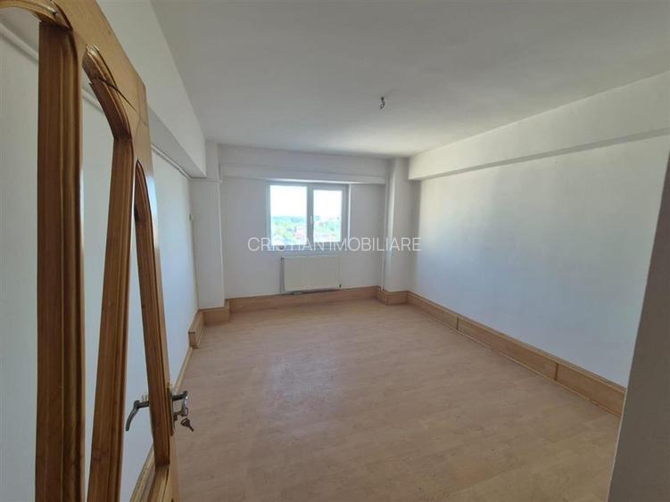 LIBER! 4 camere transformat in 3 camere, bloc cu lift, decomandat, Bariera - 2