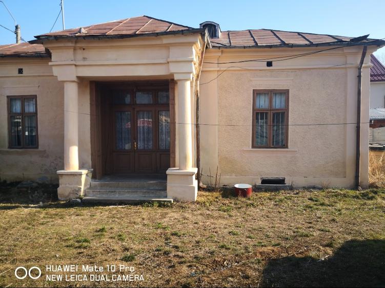 De vanzare (de inchiriat) , in zona centrala, casa cu curte de 1100mp