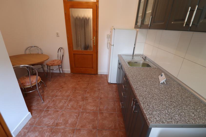 Apartament cu 3 camere si loc de parcare propriu.