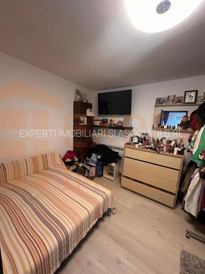 Casa de vanzare, 3 camere,  situata in zona CET - 3
