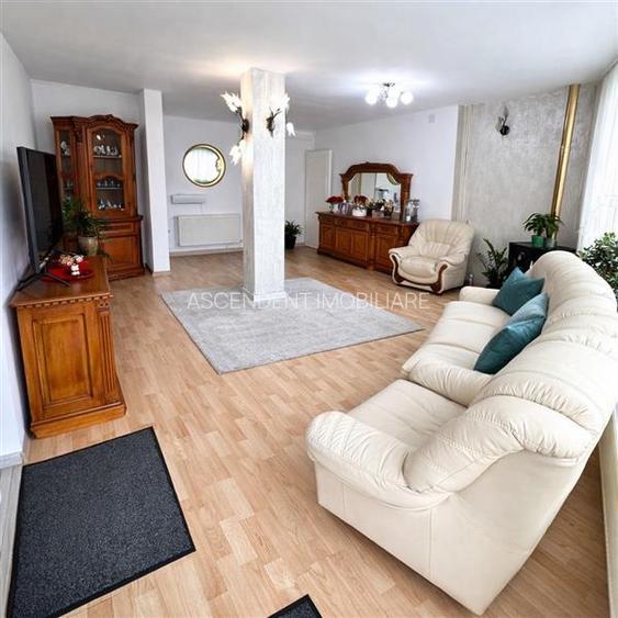 Casa in apreciabil potential,cu terase, curte,gradina echipata,2 pivnite,Str. Ro - 25