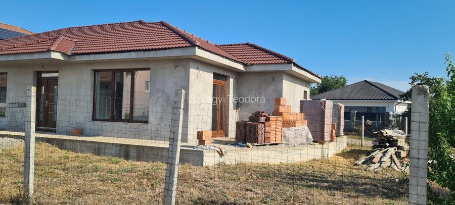 Casa de vânzare cu 3 fronturi stradale - 2