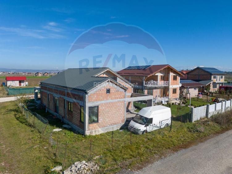 Casa cu potential de investitie, constructie noua la rosu - 2