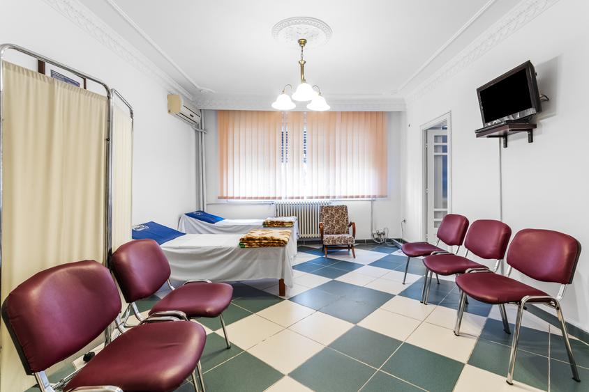 Vilă tip bloc 12 camere, 2 garaje 2 boxe  zona Tomis 1  Flămânda - 10