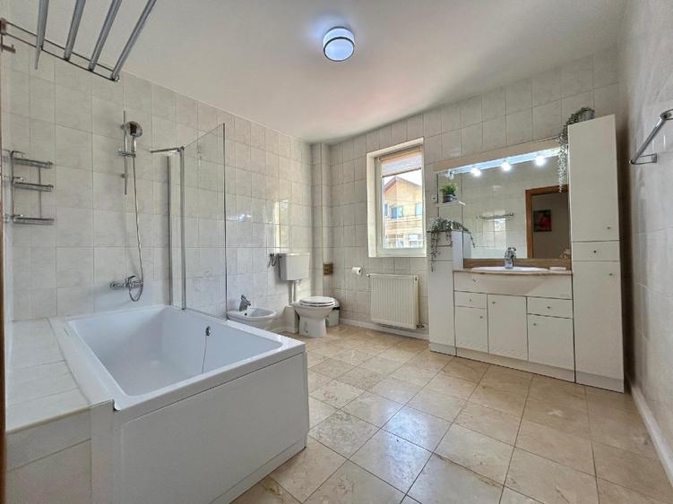 VILA  DE INCHIRIAT P+1  , 5 CAMERE   COMPLEX GAMA JOLLIE VILLE  IANCU NICOLAE .