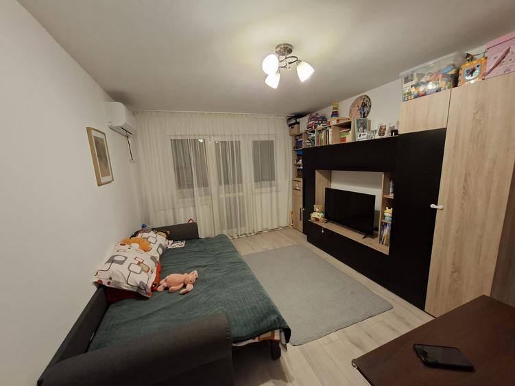 Apartament cu 2 camere, etaj 2/4, zona Alexandru cel Bun