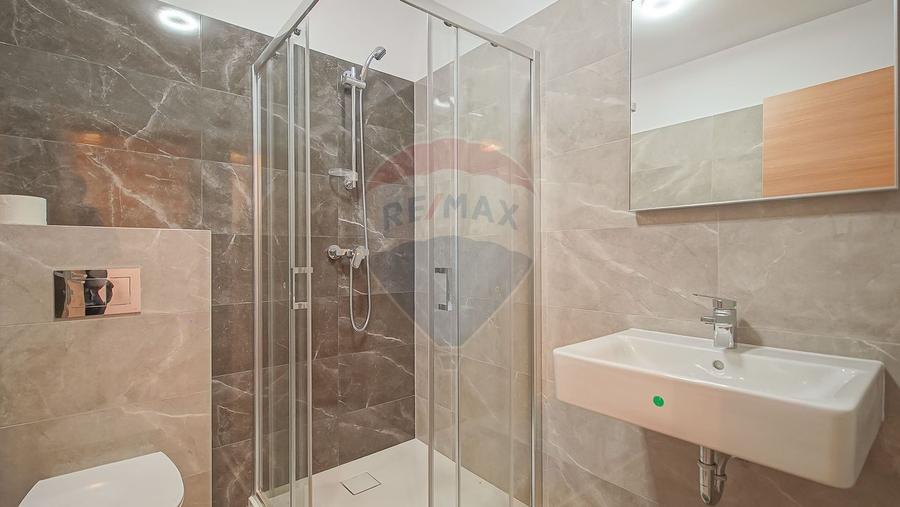 Apartament cu 3 camere, prima închiriere, în zona Tractorul