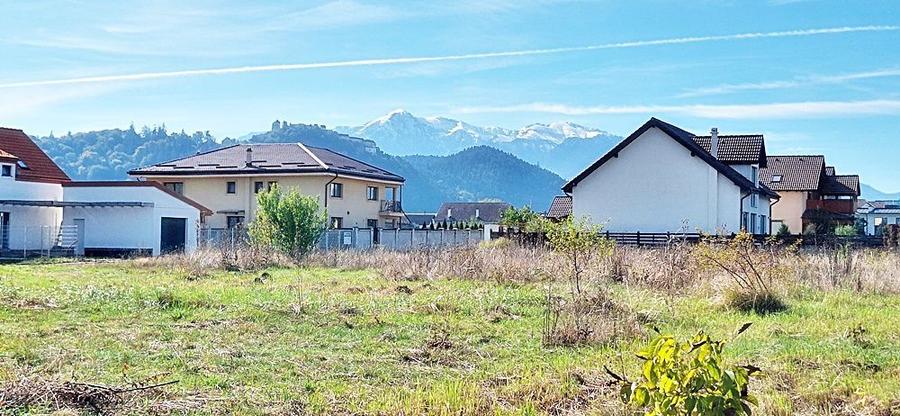 Intrare in Rasnov dinspre Brasov, zona de case noi, teren de 1976mp,