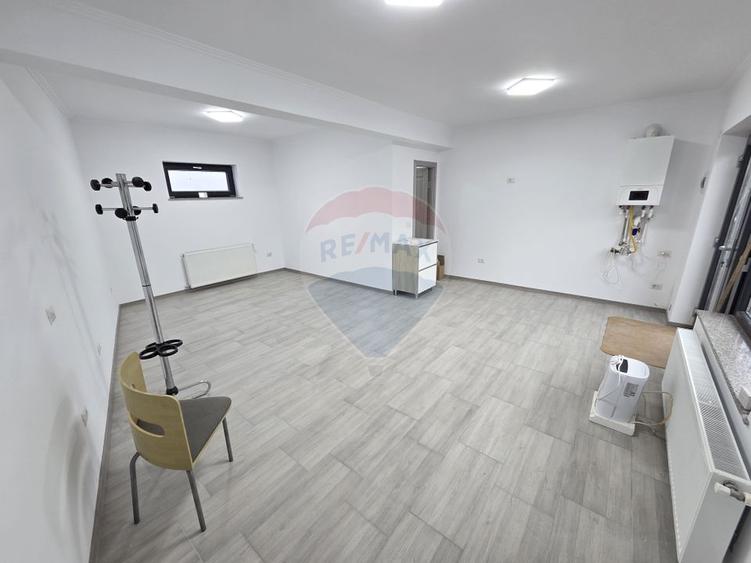 Spațiu comercial cu locuri de parcare.