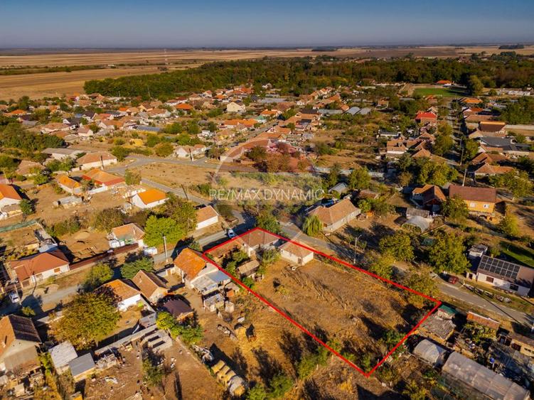 Proprietate cu teren 1.359 mp, poziție pe colț și utilități la strada