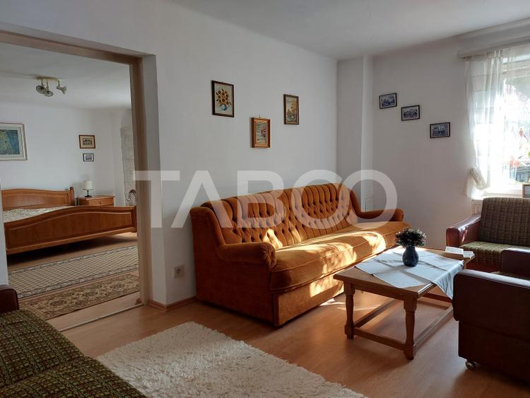 Casa de vanzare cu 2 apartamente separate si teren 544 mp Cisnadioara