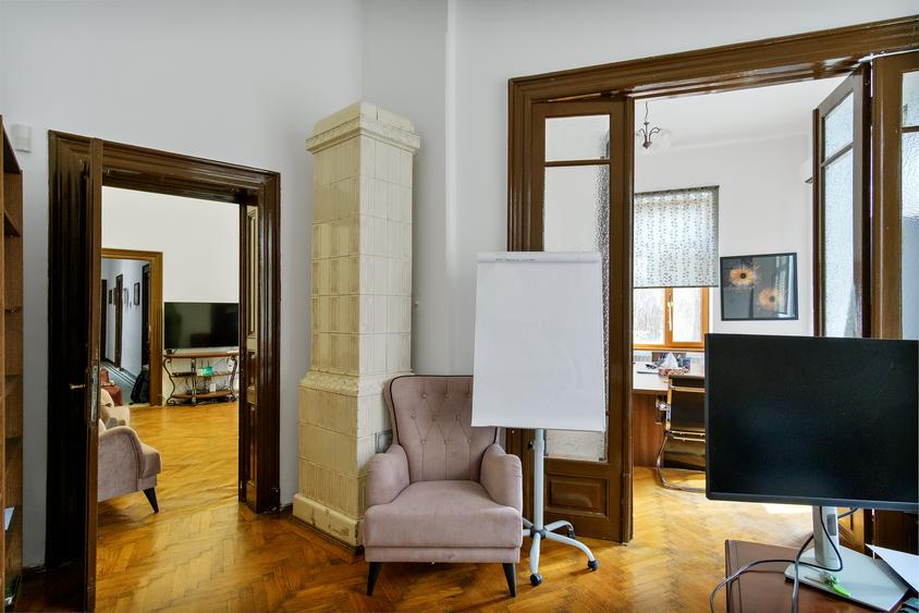 “Vila interbelica cu arhitectura deosebita, curte individuala, 420 mp teren”