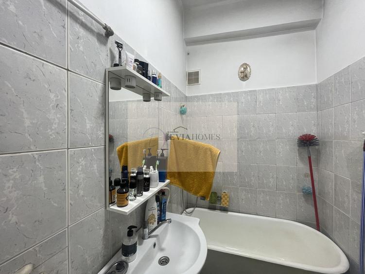 3 camere/ zona Facultatii de Litere / Parcare in curte