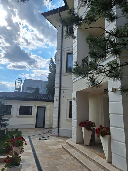 Resedinta deosebita,renovata 2023,P+2,garaj 2 loc, sauna, piscina, teren 1130 mp