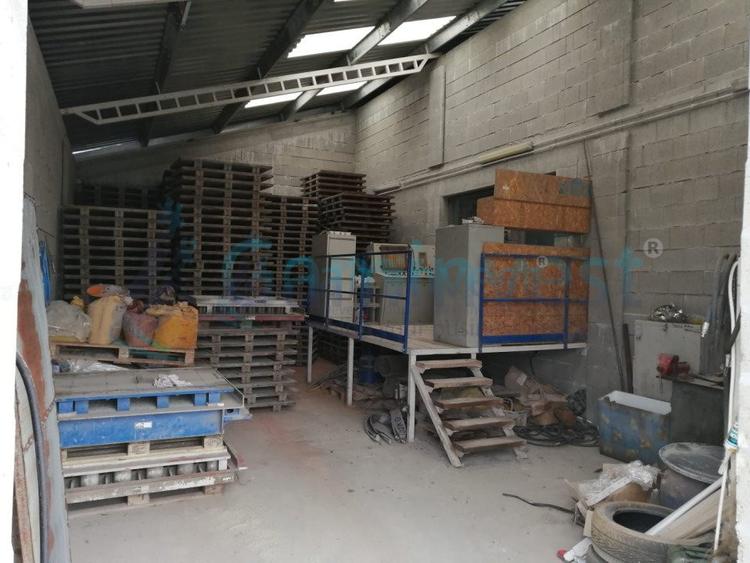 Teren cu platforma betonata si cladire de vanzare, Bihor