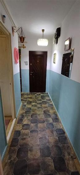 Apartament 3 camere, decomandat, etaj intermediar. Zona Stefan cel Mare, Sacele