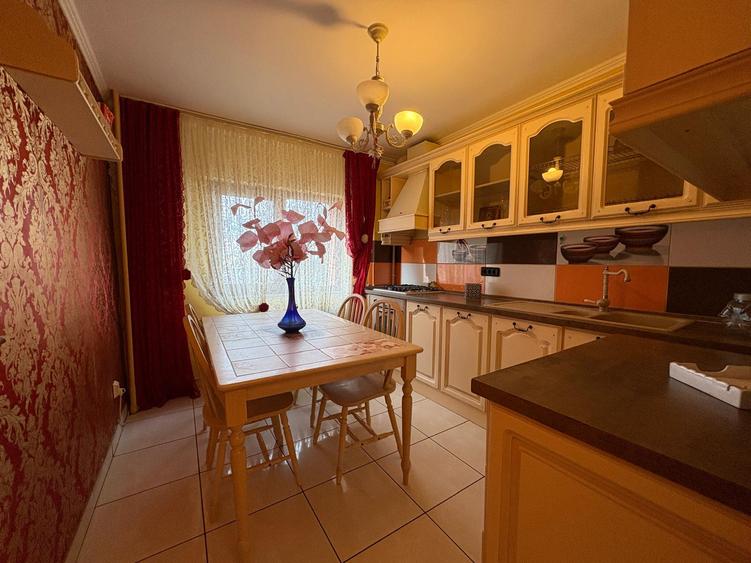 Apartament cu 4 camere de vanzare in zona Mosilor - Eminescu