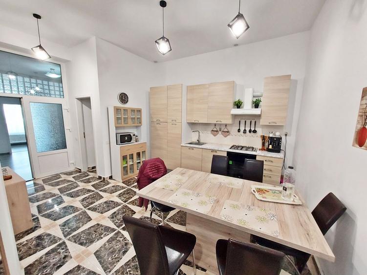 Apartament 3 camere, boxa, pod, parcare, Centru, zona B-dul Eroilor