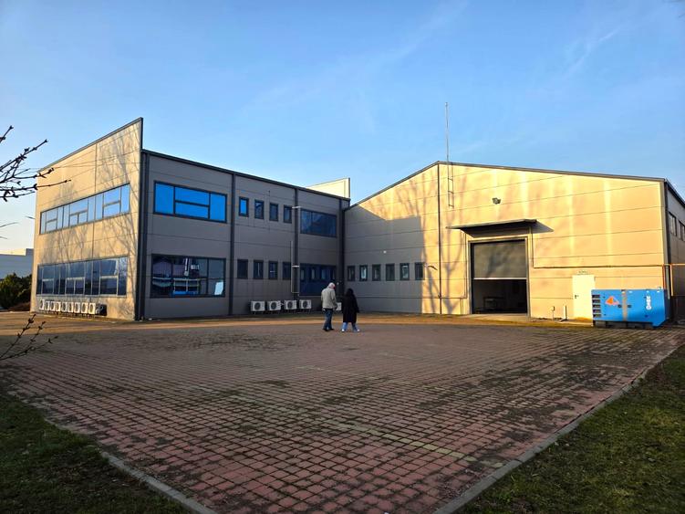 Proprietate top pretabil spatiu industrial cu teren 4000mp ,hala+birouri 1716mp