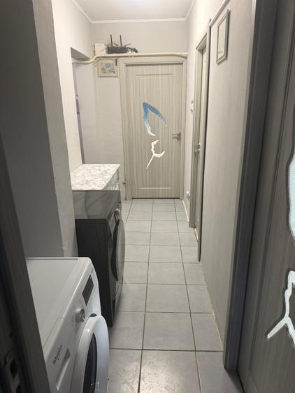 - Apartament 3 camere confort 1 decomandat, zona Progresu, etaj 3/4.