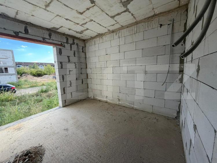 Casă la Roșu pe Dealul Furcilor – 3 Dormitoare, Subsol, Living Separat, 3 Băi