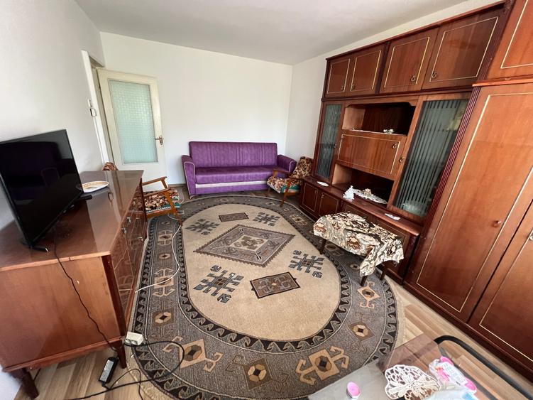 INCHIRIEZ apartament 3 camere decomandat, zona Ciresica