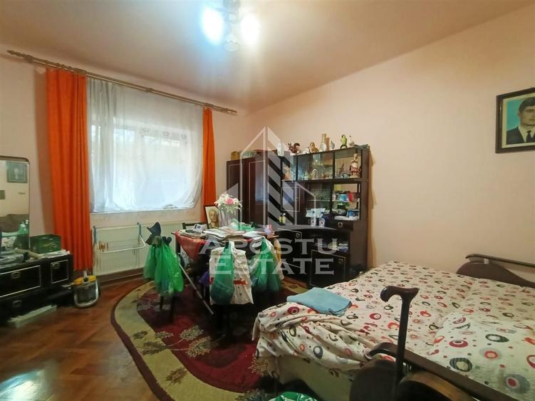 Apartament cu 2 camere, decomandate, centrala proprie in Piata Unirii.
