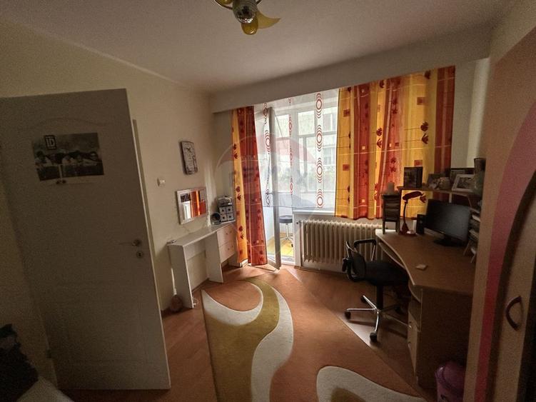 Apartament cu 3 camere de închiriat în zona Central