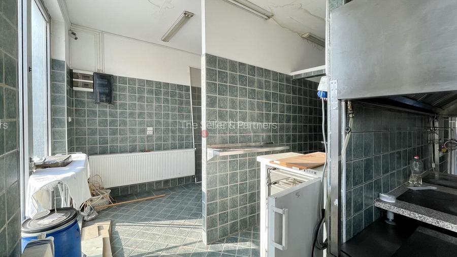 Spatiu Comercial cu Multiple Functionalitati - 11