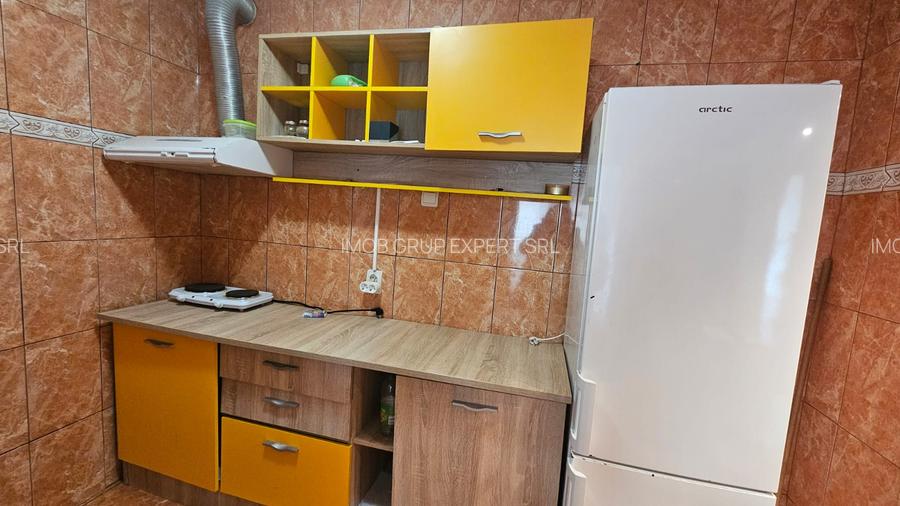 De închiriat 2 camere decomandate, etajul 2,  Micro 21, Bloc stradal - 3