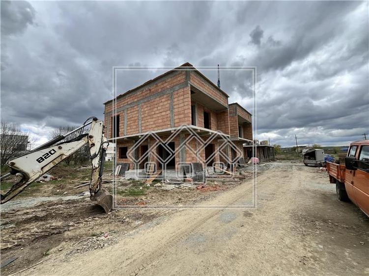 Casa tip duplex in Selimbar, 4 camere, 200 mp teren