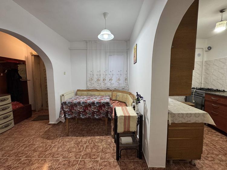 2 cam,decomandat,parter cu balcon, 53 mp,Primaverii,pretabil spatiu comercial