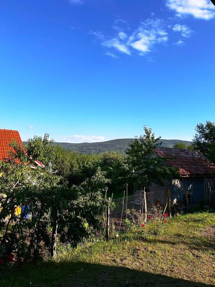 Casă din cărămidă, construită 2007, în zonă de deal foarte frumoasă, la Pârscov
