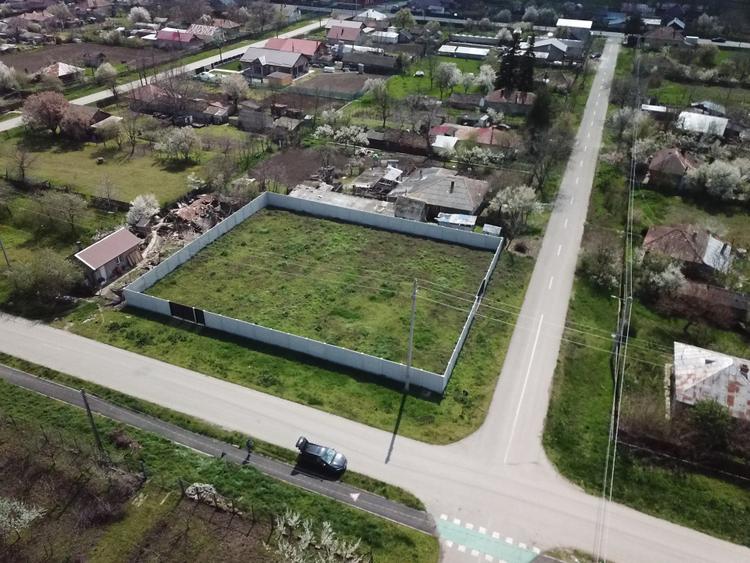 Lot de casa imprejmuit (1163 mp) cu deschidere la 2 strazi