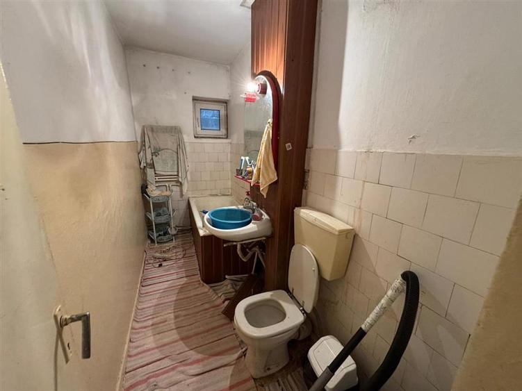 Apartament 3 camere, 70mp, etaj 4/4 cu acoperis, zona Casa de Cultura