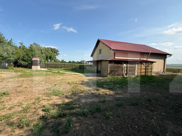 Casă individuală, 235.71 mp, teren 9600 mp- 1001 mp intravilan, Oraș BUCECEA