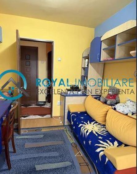Royal Imobiliare - Vanzare apartament 4 camere zona 9 Mai - 9