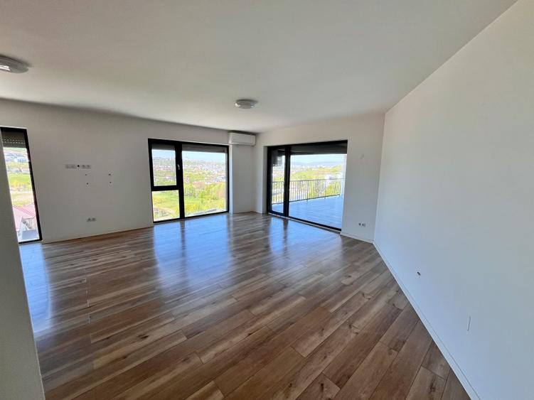 Penthouse semimobilat cu 4 camere - terasa si garaj