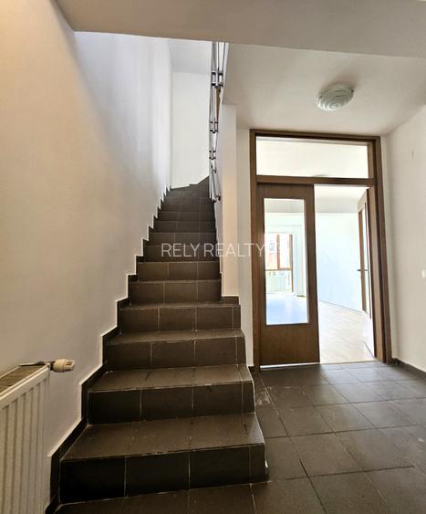 Apartament 4 camere / vila / Giulesti / Intr. Pinului / curte 54 mp / comision 0 - 9