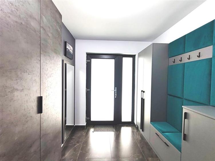 Casa moderna, singura in curte - Izvor