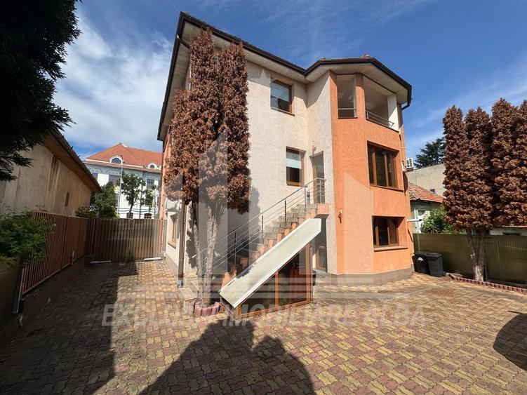 Spatiu de birouri | P + 2E | 254 mp | 10 camere | Parcare | Cetate