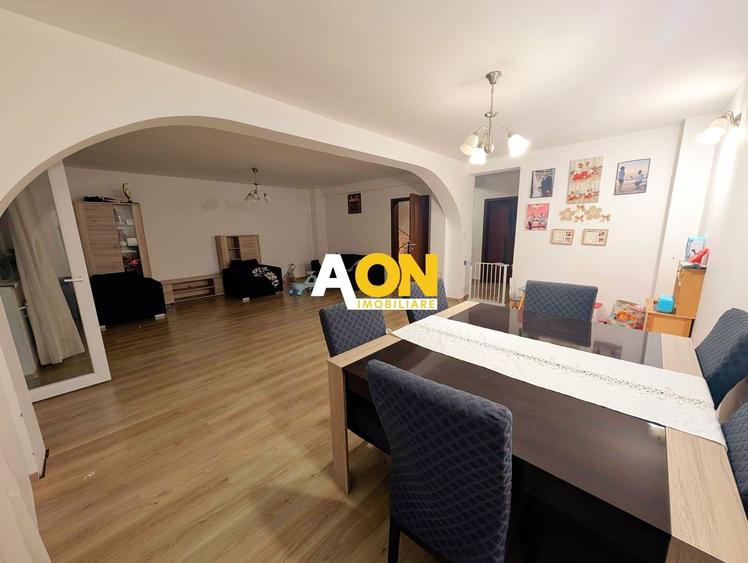 Casă tip înșiruit, D+P+M, 4 camere, garaj, 214 mp teren, zona Centru